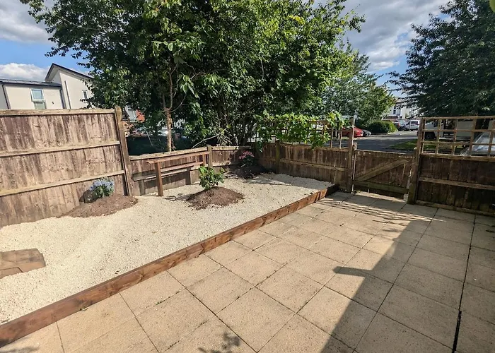 Cute 3 Bedroom House Near Etihad Stadium And Coop Arena With Parking